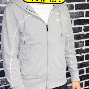 Hugo Boss tröja - Säljer min Hugo boss tröja de är bara att hojta till Nypris tror det var 1700 Pris kan diskuteras 