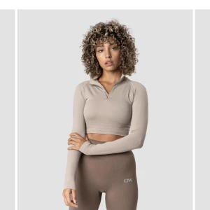 Träningströja  - Träningströja från icaniwill i storlek S, använt den fåtal gånger och är i fräscht och bra skick 💕Nypris 449kr