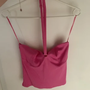 Två halterneck toppar - Två så snygga halterneck toppar i vit och rosa färg som aldrig kommit till användning, båda för 100 och en för 60💕💕 strl m men passar s!