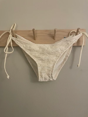 Bikiniset  - Säljer mitt helt oanvända bikinisett med en trosa och en bh som jag köpte utomlands. Den har superfint mönster och underdelen samt överdelen är justerbar. Köparen står för frakten🌟