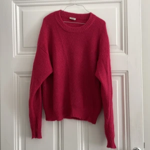 Tröja från weekday - Tröja i fin hallonröda färg från weekday  Använd 