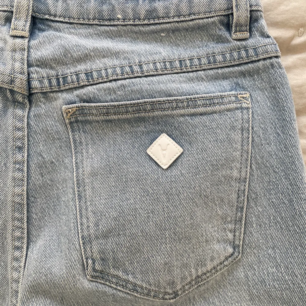 Hej! Jag säljer mina sparsamt andvända Abrand jeans i str. 28. Jag är 174cm. Nypris: 999kr och jag säljer för 300kr. Dom är i modellen ”94 High Straight”.. Jeans & Byxor.