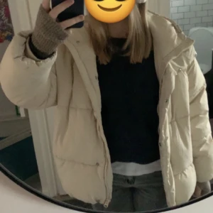 Jacka - Skitsnygg vinterjacka från Monki Storlek M  Köparen står för frakten 