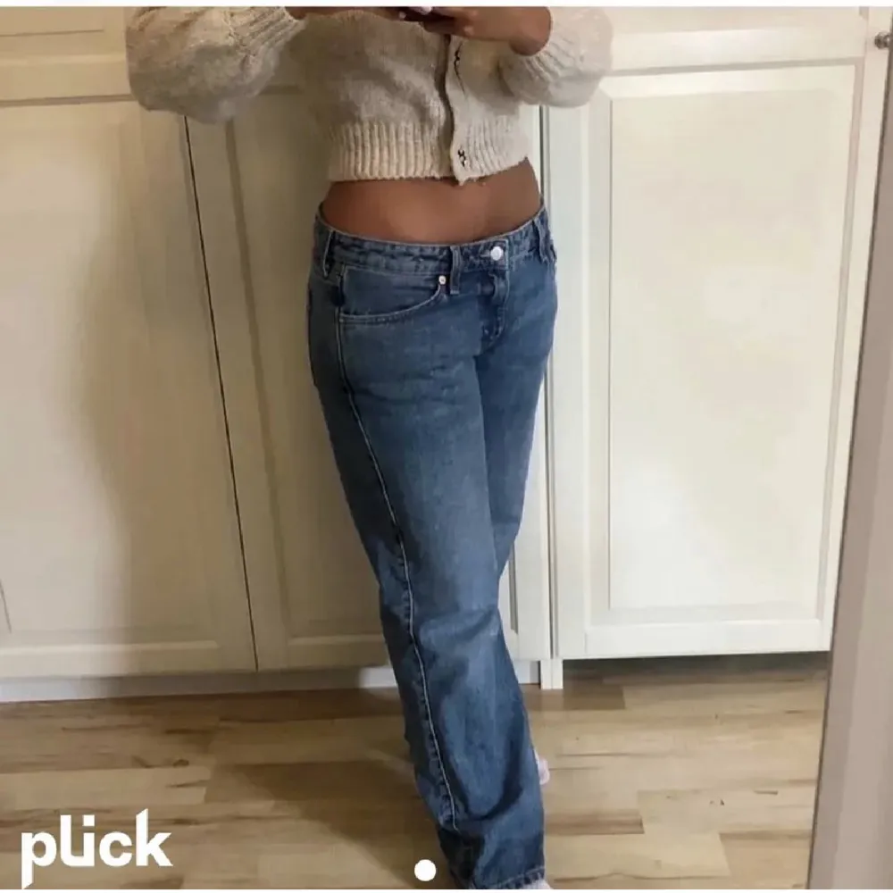Säljer mina populära arrow low waist jeans eftersom de är för stora för mig, köpt nya från weekdays hemsida och är helt i nyskick, endast prövade 💘 Kan gå ner i pris vid snabb affär! (bilden är lånad)  Kan skicka ytterligare bilder vid efterfrågan!. Jeans & Byxor.
