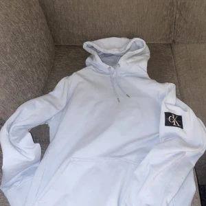 Calvin klein hoodie - Säljer den för att jag ska köpa andra kläder. Den är aldrig använd bara testat den. Den har bara hägnt i garderoben 