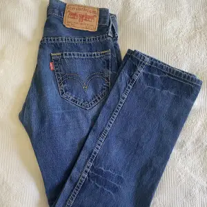 Säljer dessa as snygga midwaist, raka Levi’s jeans då de är lite förstora. Skulle säga att de är i storlek S/M.💗💗