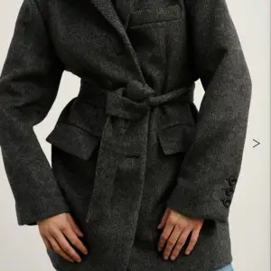 Helt ny ”Emily jacket” i färgen ”Black/Grey” från Meotine! Orginaltag kvar. Size: S/M, oversized och längre i modellen. Orginalpris: 3100 :- Kan mötas upp i Stockholm alt. skickas mot fraktkostnad.  (Bilder lånade från Meotine, kan skicka egna). 