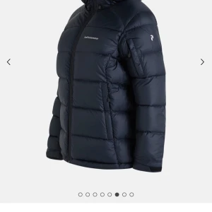 Peak performance jacka. - Säljer denna för att den börjar bli lite för liten. Köpte den för ca 1,5 år sen och den är i fortfarande bra skick. Ny priset är 4200 men väljer att sälja den för 700.  skriv för mer info😊