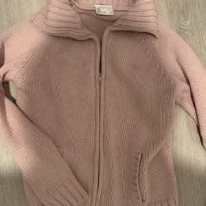 Kofta - Säljer denna gilmore girls inspererade koftan som är supervarm och gosig på kallare kvällar. Passar S bäst men funkar även för M. 