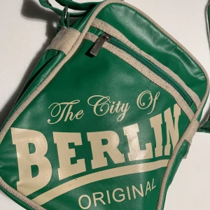 Grön handväska - En handväska jag köpte i Tyskland. Har lite slitningar här och var, därav priset. Skriv gärna för fler bilder 💜