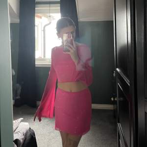 Rosa kjol och tröja, öppen i ryggen. Perfekt för sommaren! 