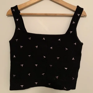 Festtopp Zara - Snygg croppad topp med nitar på från Zara. Perfekt till fest! Stretchigt material och rak urringning.