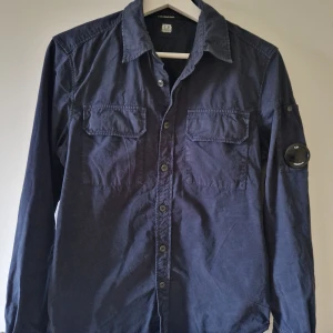 CP Company skjorta - En fräsh cp company skjorta i fint skick säljes. Nypris 2599