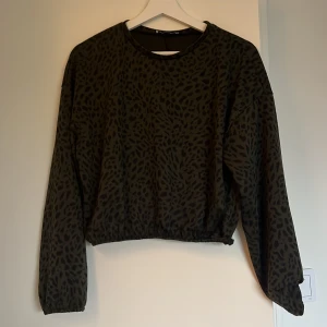 Croppad tröja Zara  - Grön leopard tröja från Zara (croppad) 