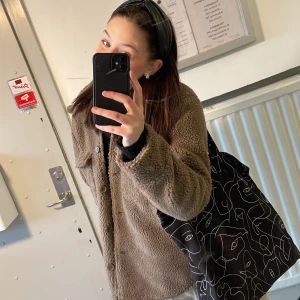 Jacka - En varmare jacka, har ett siden tyg invändigt 