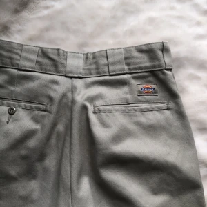 Dickies byxor - Skitsnygga vintage dickies byxor! Raka, lågmidjade och stilrena! Säljer då de tyvärr är för små för mig, hoppas de kan komma till användning! 