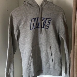 Nike hoodie  - Storlek S 🤍 (har en liten fläck vid ärmen)