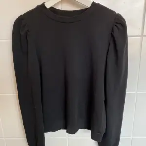 Jättegullig svart tröja med en puffärm! Använd fåtal gånger då den tyvärr är för liten! Prefekt och Lagom tjock nu till våren!❤️