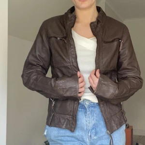 Brun läderjacka  - Storlek M, äkta skinn. Märke ONLY. Inga defekter