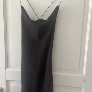 Jättefin svart satin klänning med lite öppen rygg, säljer då dne tyvärr är för stor på mig❤️skriv privat för fler bilder