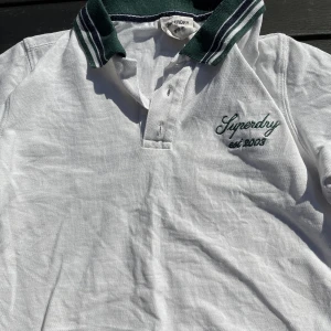 Sportig tröja från Superdry 🤍 - Säljer nu denna fina Superdry tröja, helt i nyskick. I princip aldrig använd och är som ny🤍