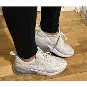 270 Vita  - Skor som endast är använda några få gånger 