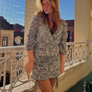 Klänning - Säljer denna super fina klänning då den aldrig används längre. Köpt för 600 på Gina förra sommaren