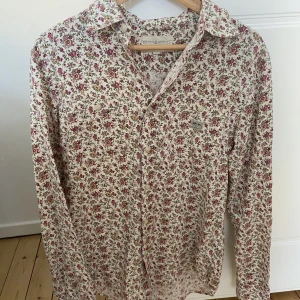 Blommig Ralph Lauren skjorta - Blommig Denim, Supply Ralph Lauren skjorta.  - Storlek S.  - Använd fåtal gånger. 