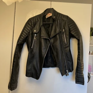 Jackor - Skinnjackan som varit väldigt populär för ett tag sedan från chiquelle. Säljs pga att den blivit för liten.  Det är storlek 38 men jag skulle säga att den är ganska liten i storleken!  Den har använts mycket men är fortfarande i fint skick.