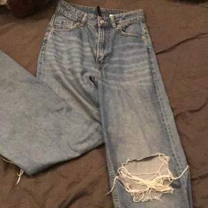 Baggy jeans köpta för nåt år sen lite slitna på rumpan och vid hålen på knäna och jätte lite längst ner sitter högmidjade 
