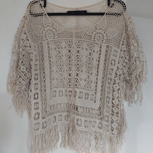 Makraméblus - Virkad, benvit blus med fransar