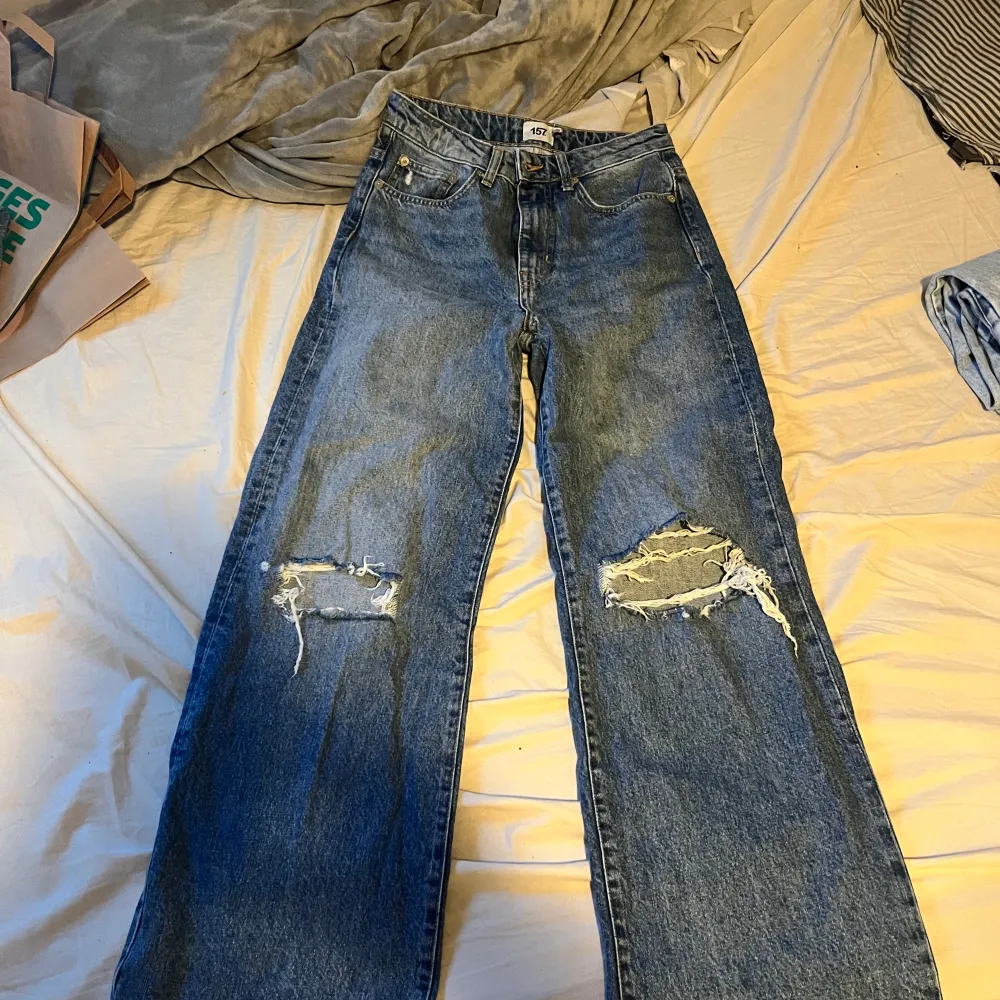Säljer dessa byxor då dom är för långa för mig. Endast testade. Är runt 163 cm. Jeans & Byxor.