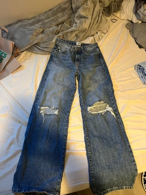 Jeans - Säljer dessa byxor då dom är för långa för mig. Endast testade. Är runt 163 cm