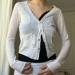 Vit kofta - storlek S. Möts i stockholm eller fraktar :)