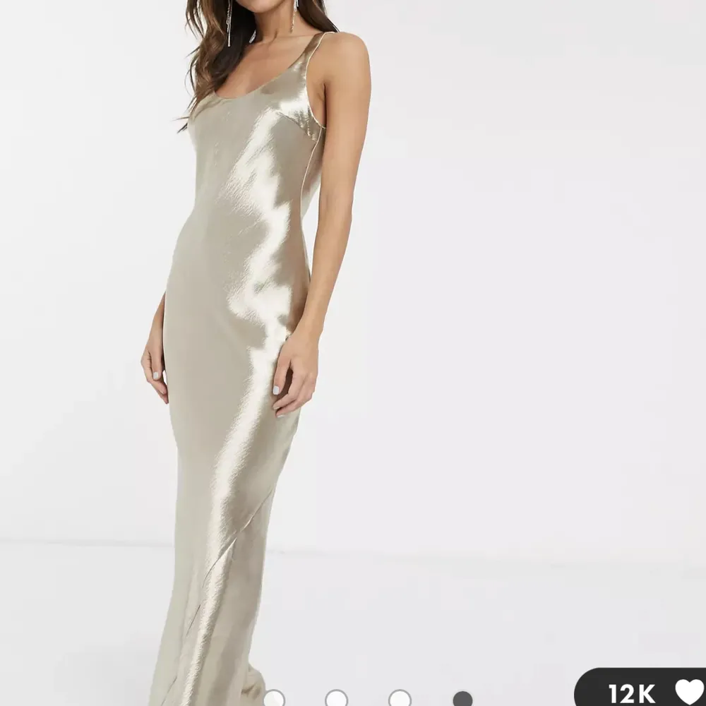 Säljer denna superfina klänning från asos🤍 Perfekt till balen! Storlek 36. Kom med prisförslag! Den har en liten reva länst ner som man inte tänker på, skriv för bild🤎 . Klänningar.