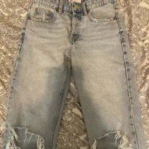 Säljer dessa midwaist zara jeans som jag själv klippt slits på dom är för små så kan tyvärr inte skicka bilder med dom på