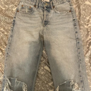 Mid waist zara  - Säljer dessa midwaist zara jeans som jag själv klippt slits på dom är för små så kan tyvärr inte skicka bilder med dom på