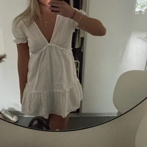 Zara klänning - Perfekt till student eller bara till sommaren ⭐️Köp direkt för 300kr ink frakt⭐️bud på 250kr