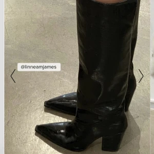 Knähöga stövlar - Knähöga svarta glansiga stövlar från NA-KD i storlek 39, helt oanvända bara testade. Klackhöjd 9cm  Nypris:899kr 