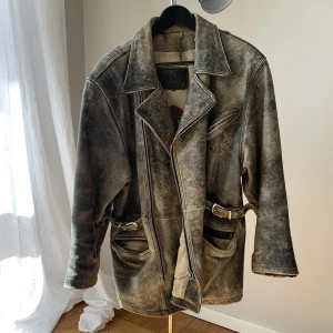 Vintage Läderjacka - Vintage läderjacka från Hollies Parallel. Kan dras åt i midjan om så önskas. Värmer och passar i alla årstider! 