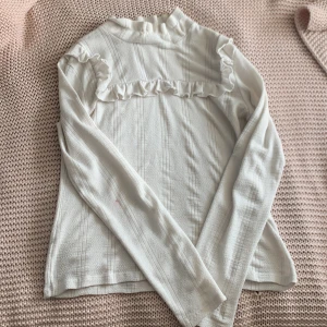 Volang tröja  - Vit volang tröja från Only i strl S. Väldigt fint skick och endast använd 1-2 ggr. Gammal modell så finns ej kvar på hemsida men tror den kostade runt 300-400. Mitt pris 200.  Skickas med postnords skicka hem (Säljs då den inte kommer till andvändning)