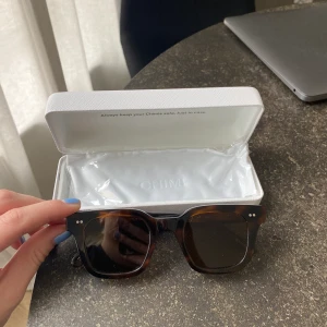 Chimi solglasögon  #004 TORTOISE - Chimi solglasögon i modellen 004 och färgen tortoise. Använd endast fåtal gånger , nyskick och inga slitage på varken bågen eller glaset. Nypris : 1250 , Jag säljer för : 650kr