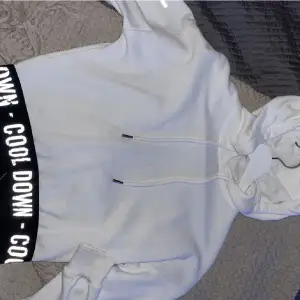 Cropped hoodie med reflex text, strl XXS💗