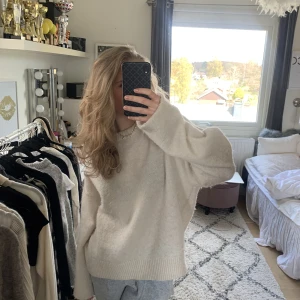 Stickad tröja - Vit/beige stickad alpacka blend tröja från bikbok!!🙌🏼💕