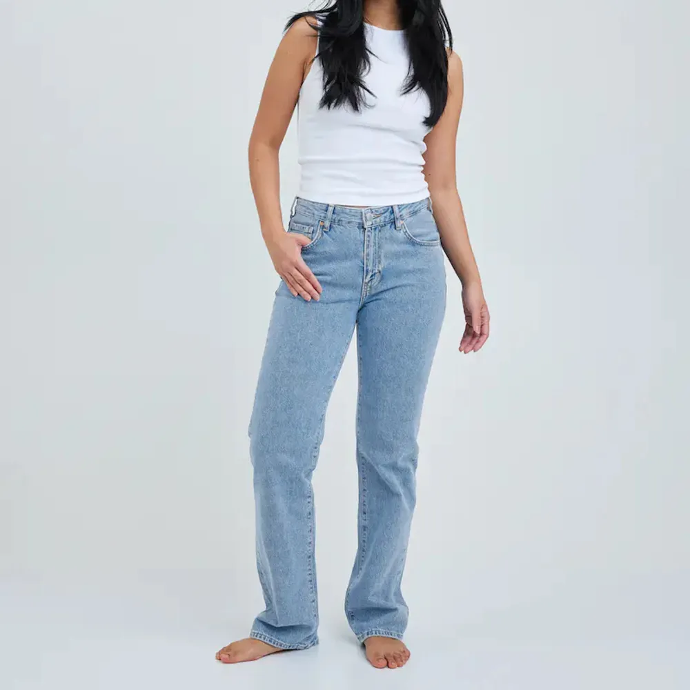 Jättesnygga jeans till sommaren, säljer för dem är en storlek för stor för mig tyvärr. Köp direkt för 400 kr. Jeans & Byxor.