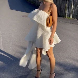 Så vacker klänning!! - Intressekoll på denna super fina klänning!! Aldrig avnvänt så super bra skick! Storlek 40 men skulle säga att de mer är en 38/36, Prislapp kvar😇 TRYCK INTE PÅ KÖP DIREKT