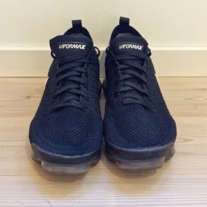 Nike vapormax flyknit 2 - Sparsamt använda vapormax flyknit i storlek 44. Dem är i väldigt bra skick men kvitto och lådan finns inte. Jag säljer dem eftersom dem är för små. Kan frakta på köparens bekostnad. Priset kan disskuteras vid snabb affär