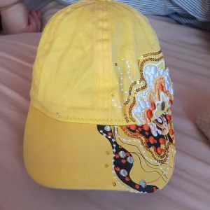 Keps - Gul keppa med lite detaljer Rosa keppa NY, från new era Svart keppa med glitter stjärna