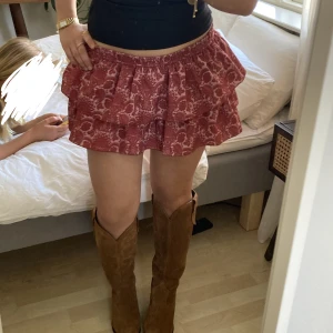 Kjol - Supersöt och trendig volang-kjol ❤️ Köp för 400kr eller båda (se andra på min profil) för 750kr 🤘🏻 LAPP SITTER KVAR