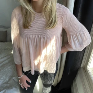Rosa topp - Rosa topp från strl 158 och passar mig som är S/M så skulle säga att den passar xs-m, sliten men inget man lägger märke till jättemycket.